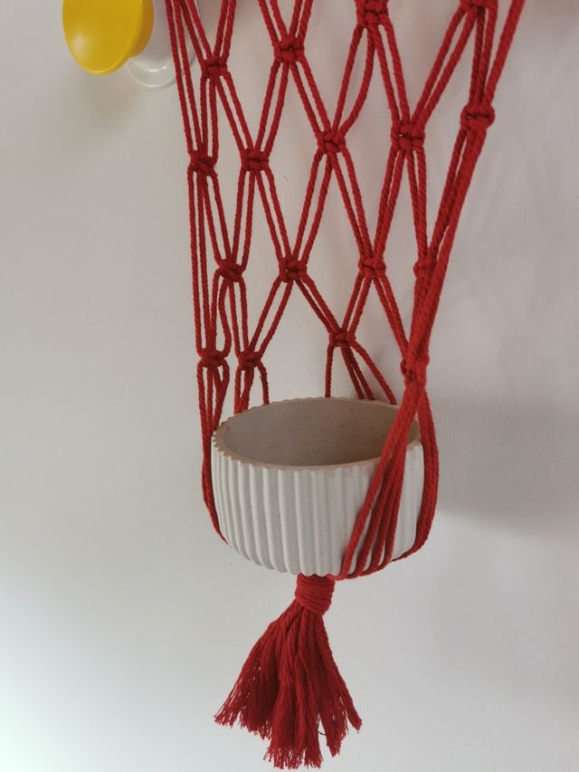 Portamacetas - rojo, con maceta de yeso.