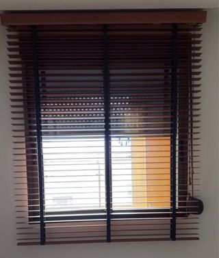 Tende veneziane in legno marrone
