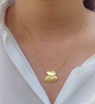 Colar Dourado com Pingentes