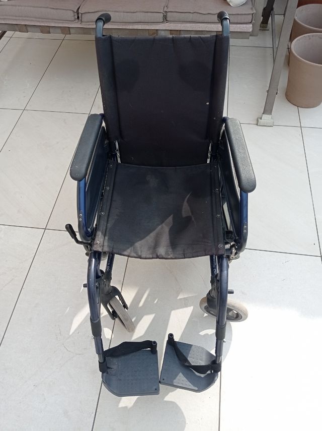 Silla de ruedas ligera plegable