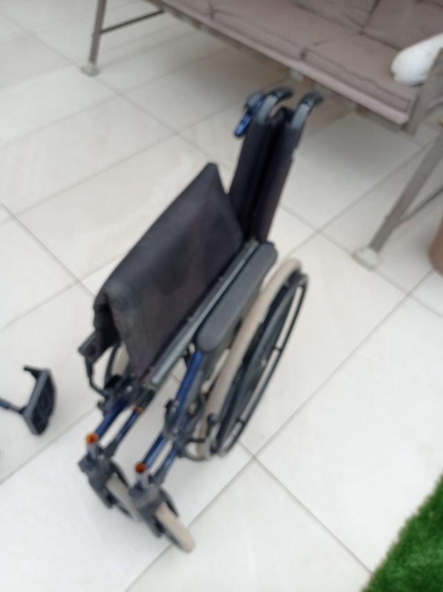 Silla de ruedas ligera plegable