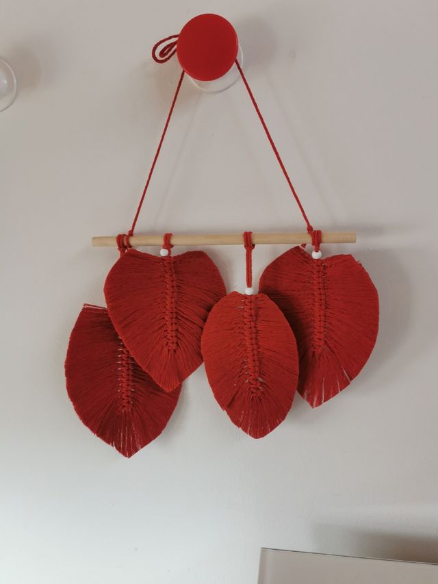 Tapiz macramé plumas rojas