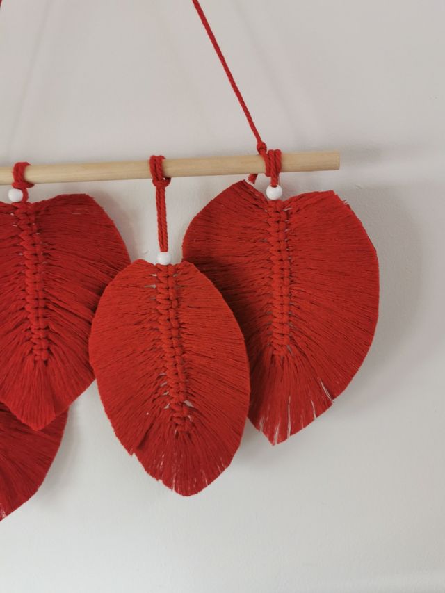 Tapiz macramé plumas rojas
