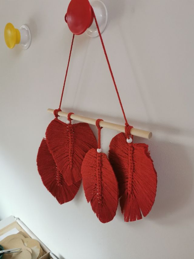 Tapiz macramé plumas rojas
