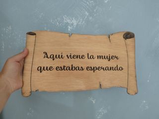Cartel boda "Aquí viene la mujer..."