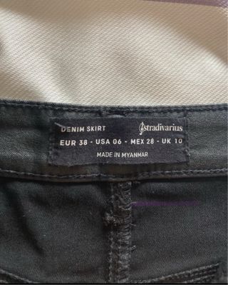 Falda negra efecto cuero/encerada de Mango