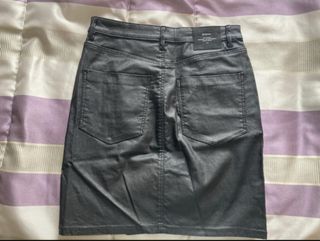 Falda negra efecto cuero/encerada de Mango