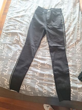 Jeans negros tiro alto brillo lateral