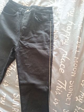 Jeans negros tiro alto brillo lateral