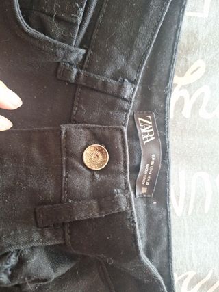 Jeans negros tiro alto brillo lateral