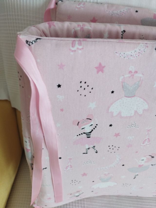 Protector cuna bebé niña