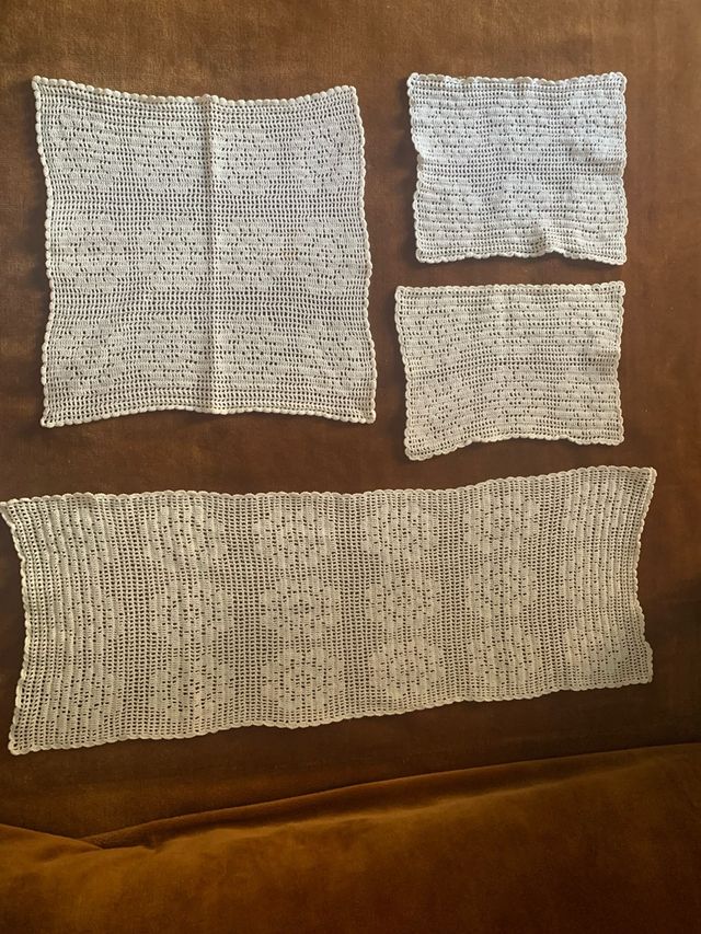 4 Manteles ganchillo vintage hechos a mano.