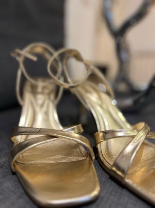 Sandalias doradas de tacón fino