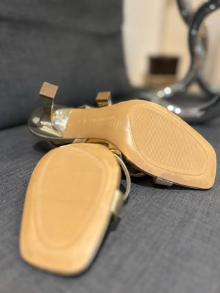 Sandalias doradas de tacón fino