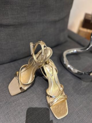 Sandalias doradas de tacón fino