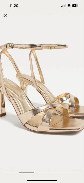 Sandalias doradas de tacón fino