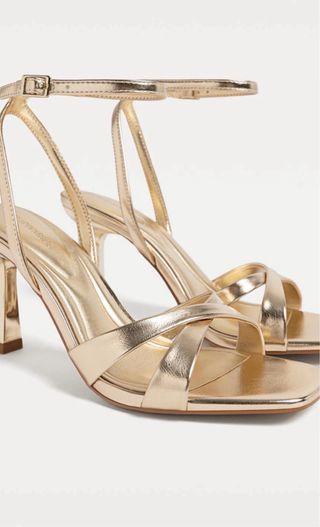 Sandalias doradas de tacón fino