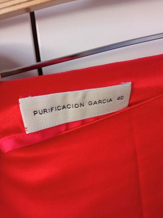 Purificación García preciosa falda larga roja