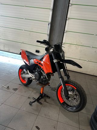KTM 690 SMC (2011) 