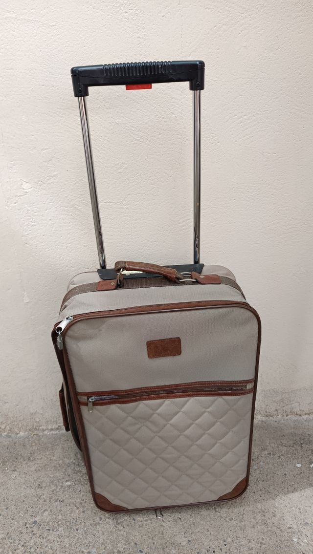 Maleta de viaje beige y marrón