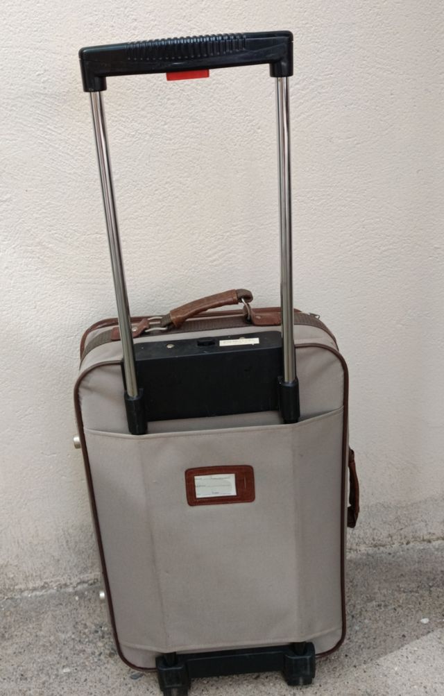 Maleta de viaje beige y marrón