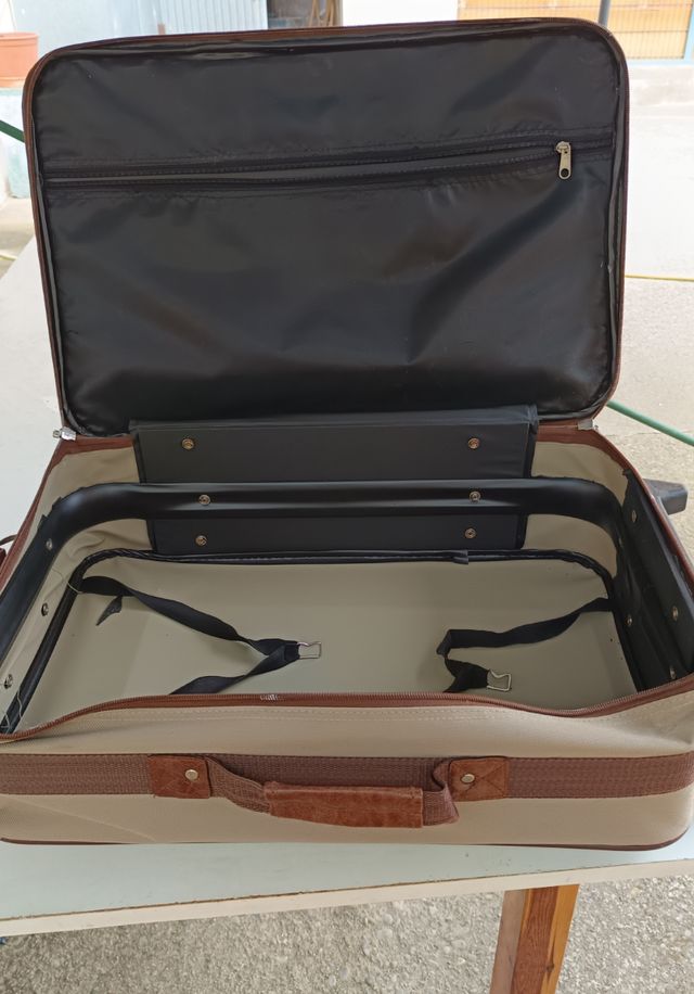 Maleta de viaje beige y marrón