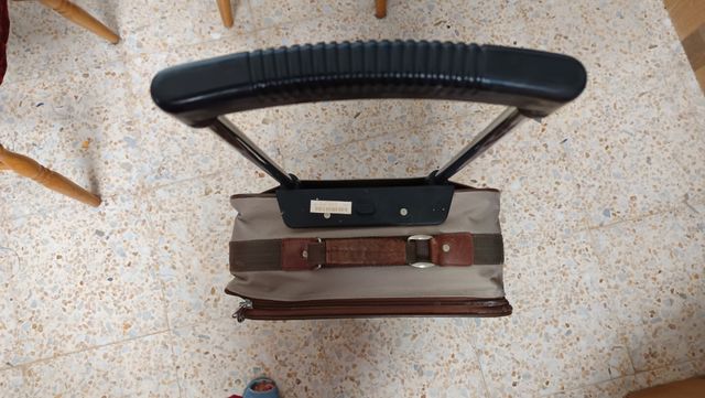 Maleta de viaje beige y marrón