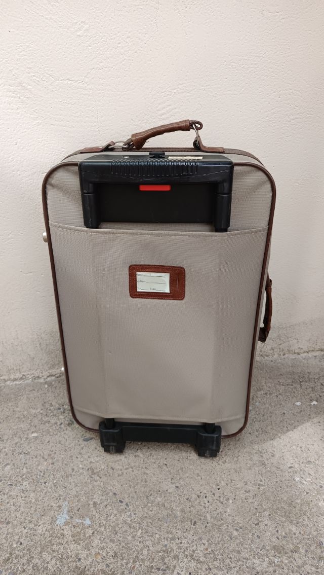 Maleta de viaje beige y marrón