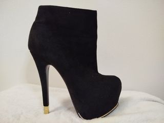 Stivali neri con tacco alto