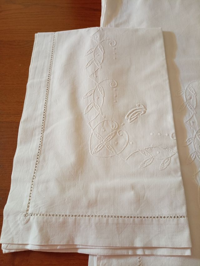 Lenzuola matrimoniali ricamate a mano