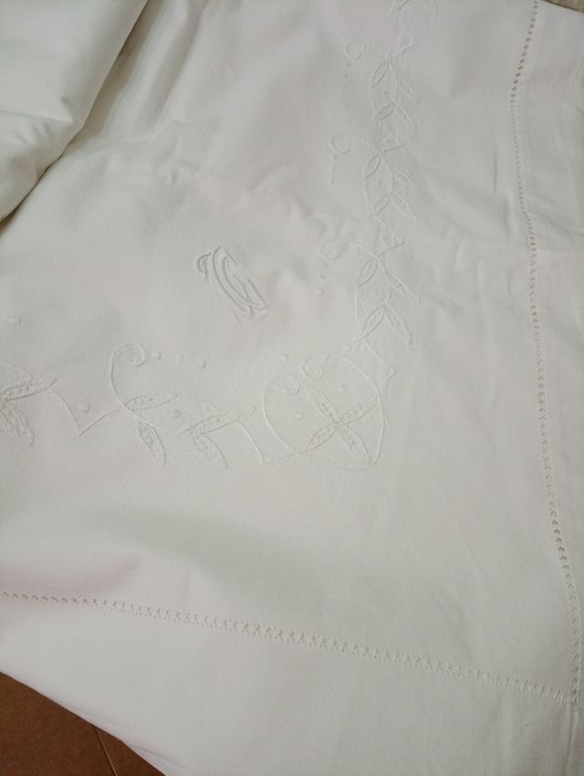 Lenzuola matrimoniali ricamate a mano