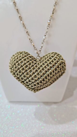 Collana cuore all'uncinetto beige