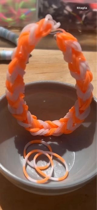 Braccialetti loom bianco arancione e nero multi