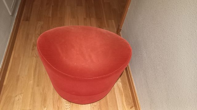 Puff Ikea rojo giratorio