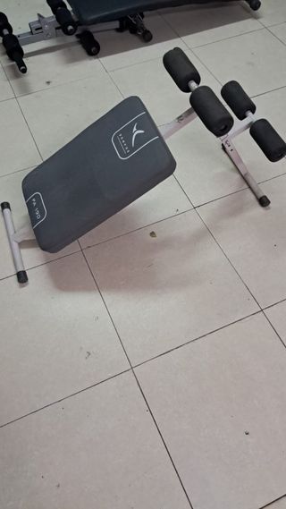 Bancos abdominales y de pesas.