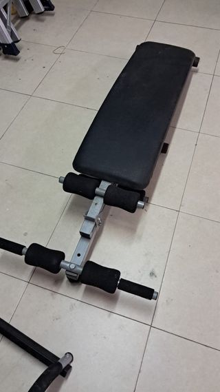 Bancos abdominales y de pesas.
