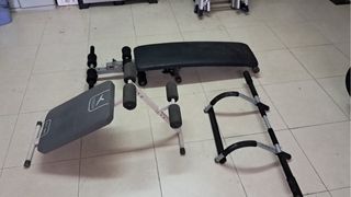 Bancos abdominales y de pesas.