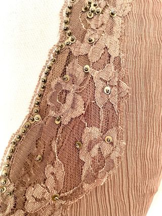 Vestido años 20 marrón crepe, encaje y paillettes