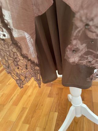 Vestido años 20 marrón crepe, encaje y paillettes
