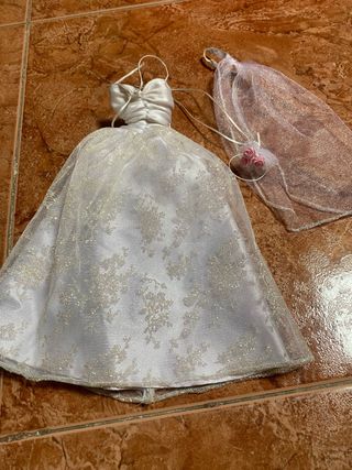 Abito da sposa Barbie con velo e bouquet
