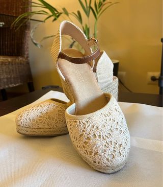 Cuñas beige crochet
