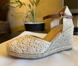 Cuñas beige crochet