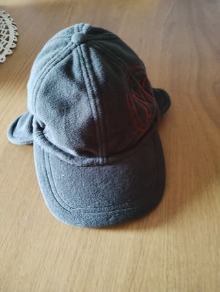Visera con orejeras cálidas