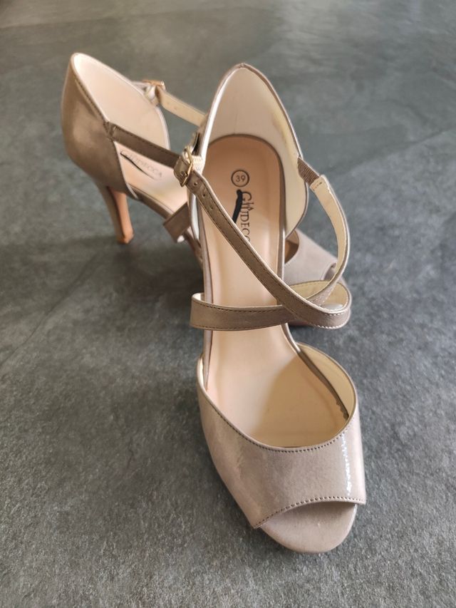 Sandali beige vernice Tg 39