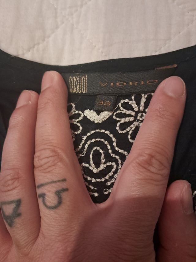 Blusa negra bordada - Talla 38