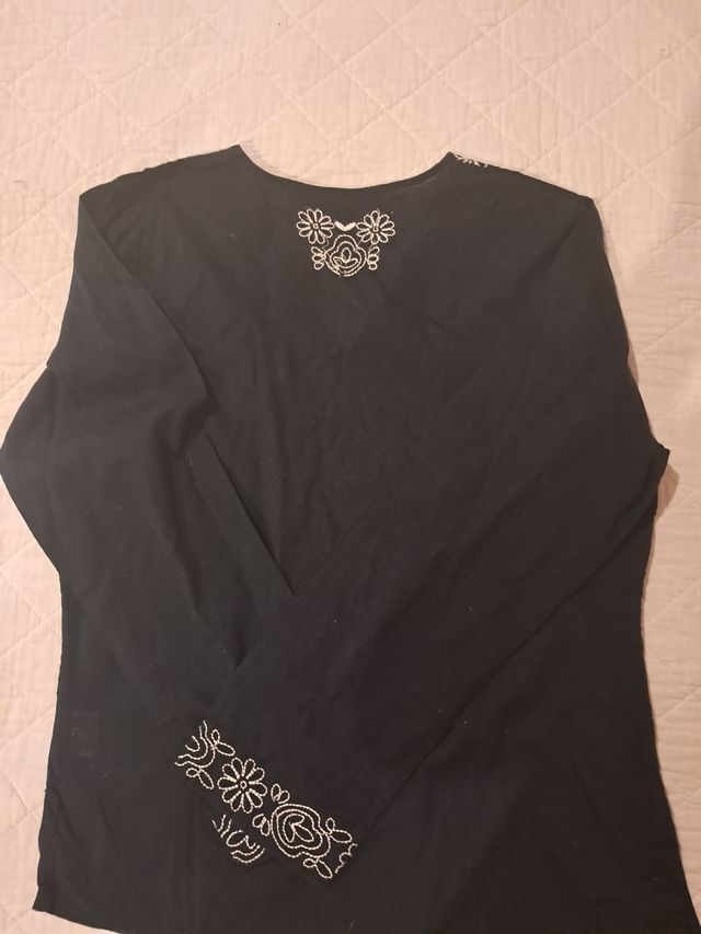 Blusa negra bordada - Talla 38