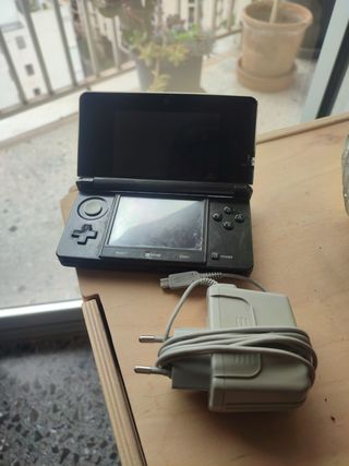 Nintendo 3DS negra + cargador+Base de carga origin