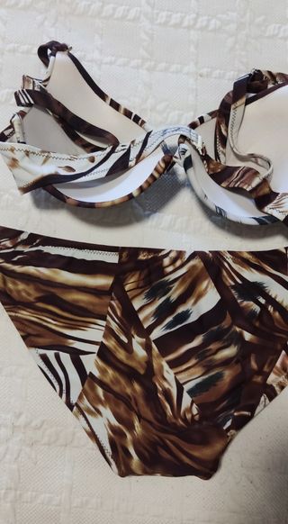 Bikini marrón y blanco simulando piel de animal.