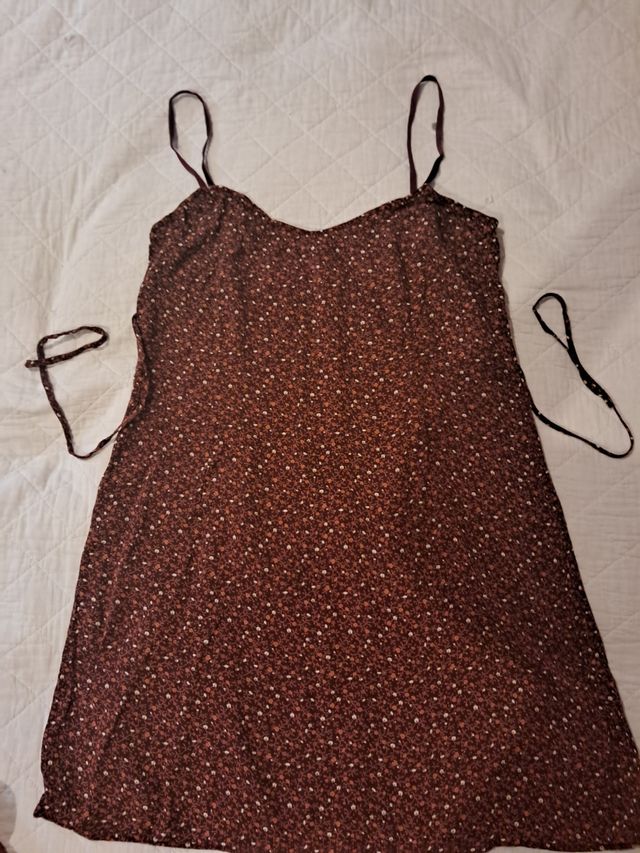 Vestido corto marrón con flores