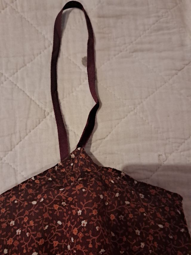 Vestido corto marrón con flores